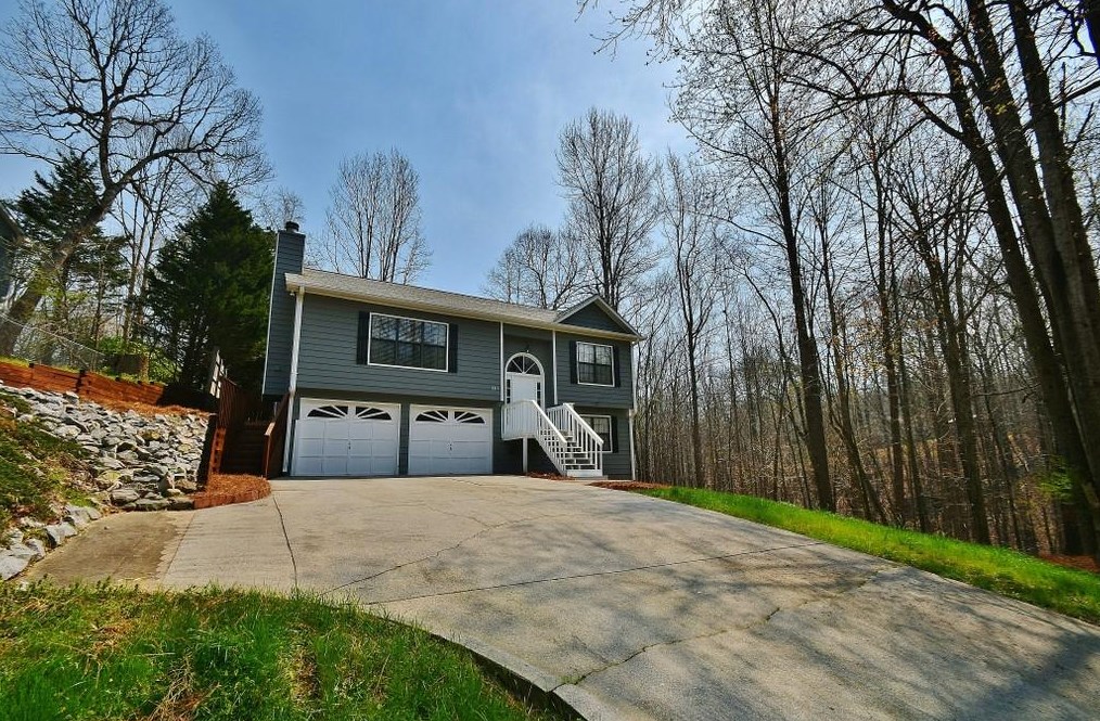 4311 Falcon Crest Dr, Flowery Branch, GA 30542