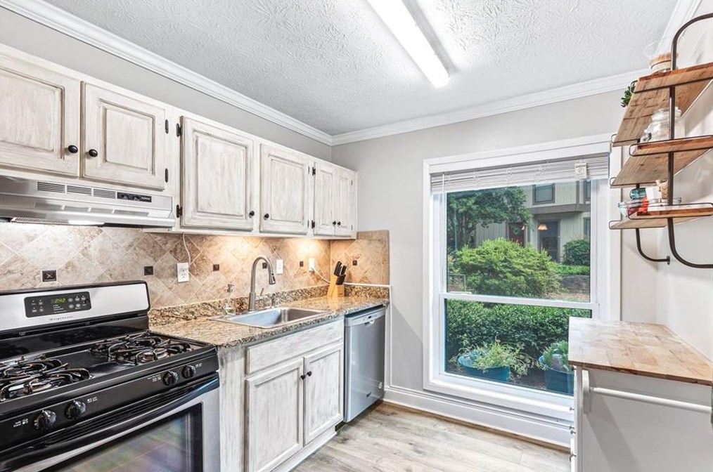 1207 Woodcliff Dr, Atlanta GA  30350-3149 exterior