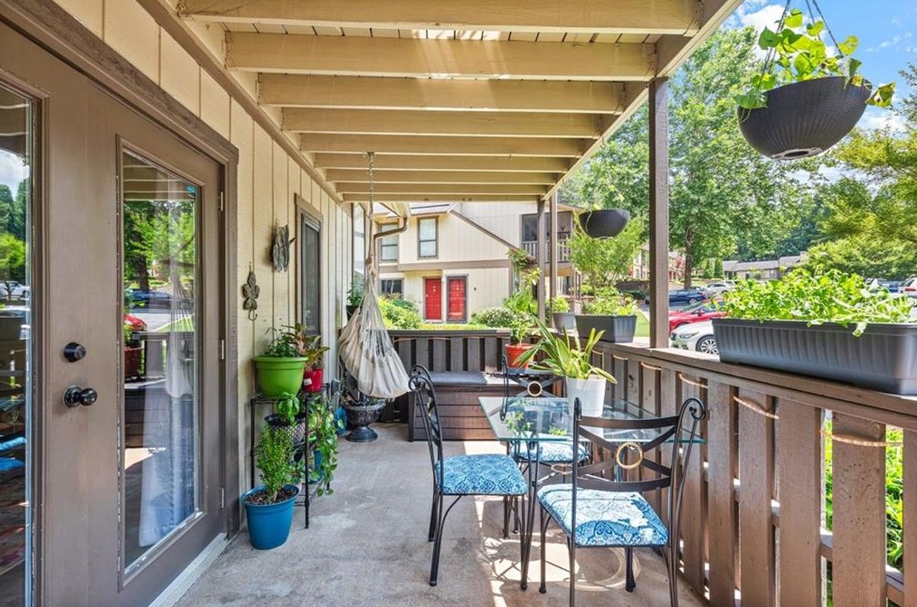 1207 Woodcliff Dr, Atlanta GA  30350-3149 exterior