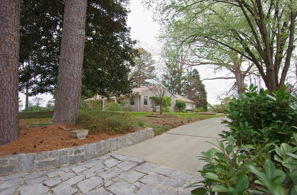 1801 Woodcliffe Ter, Atlanta GA  30324-4955 exterior
