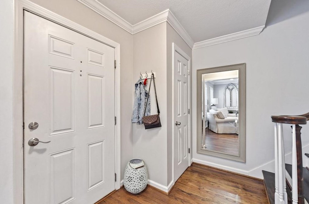 1 Queen Victoria Pl, Atlanta GA 30342-3751 exterior