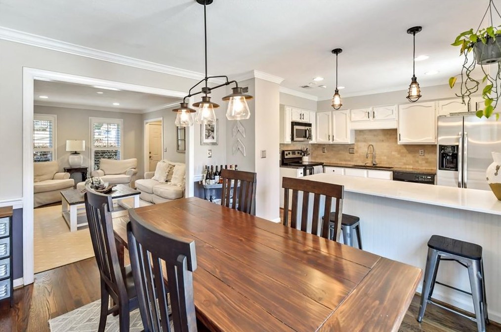 1 Queen Victoria Pl, Atlanta GA 30342-3751 exterior