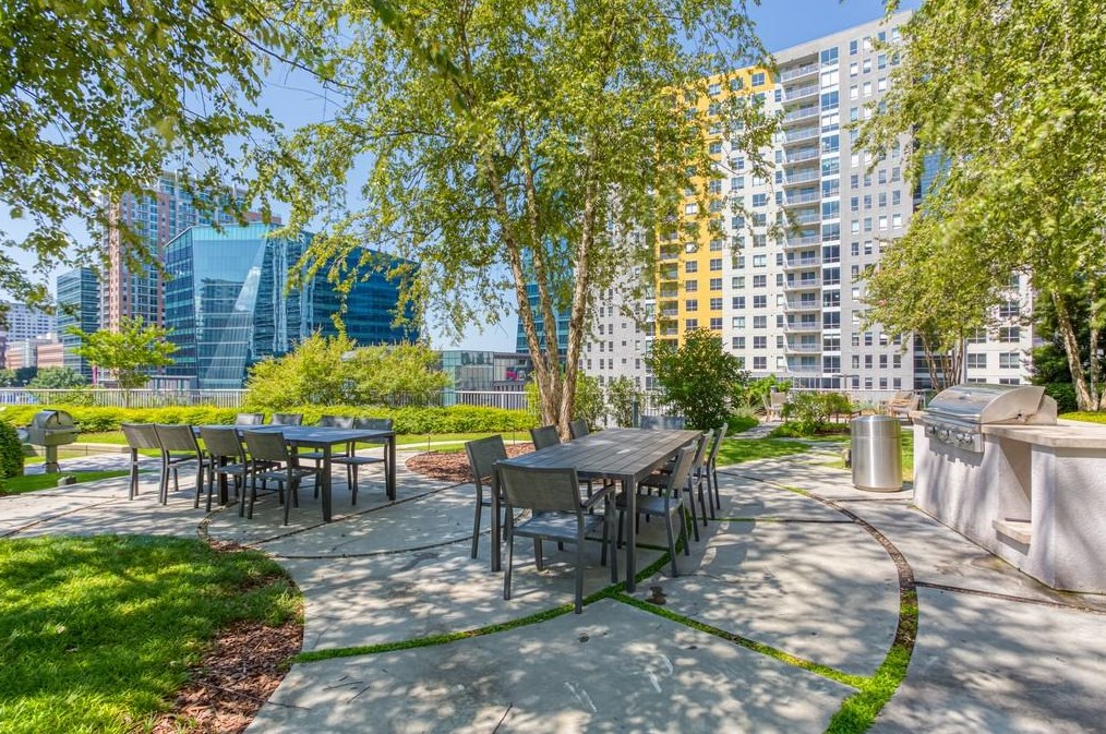 950 Peachtree St, Atlanta GA  30309-3862 exterior