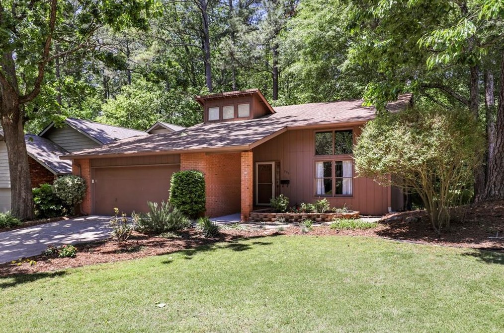 900 Cruise Ct, Roswell, GA 30076-4023
