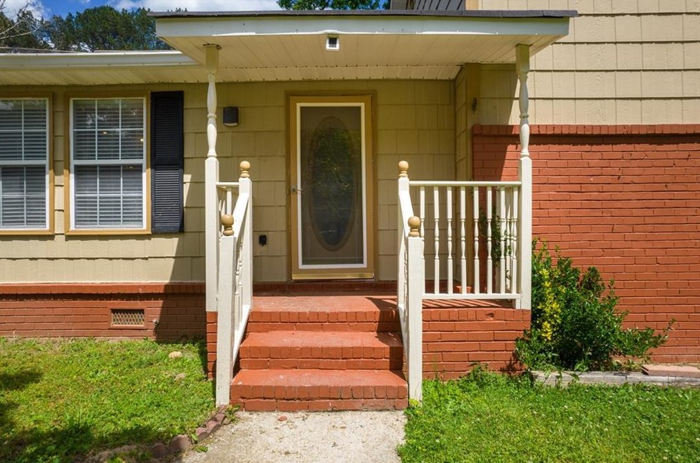 496 Rock Meadow Dr, Stone Mountain, GA 30088