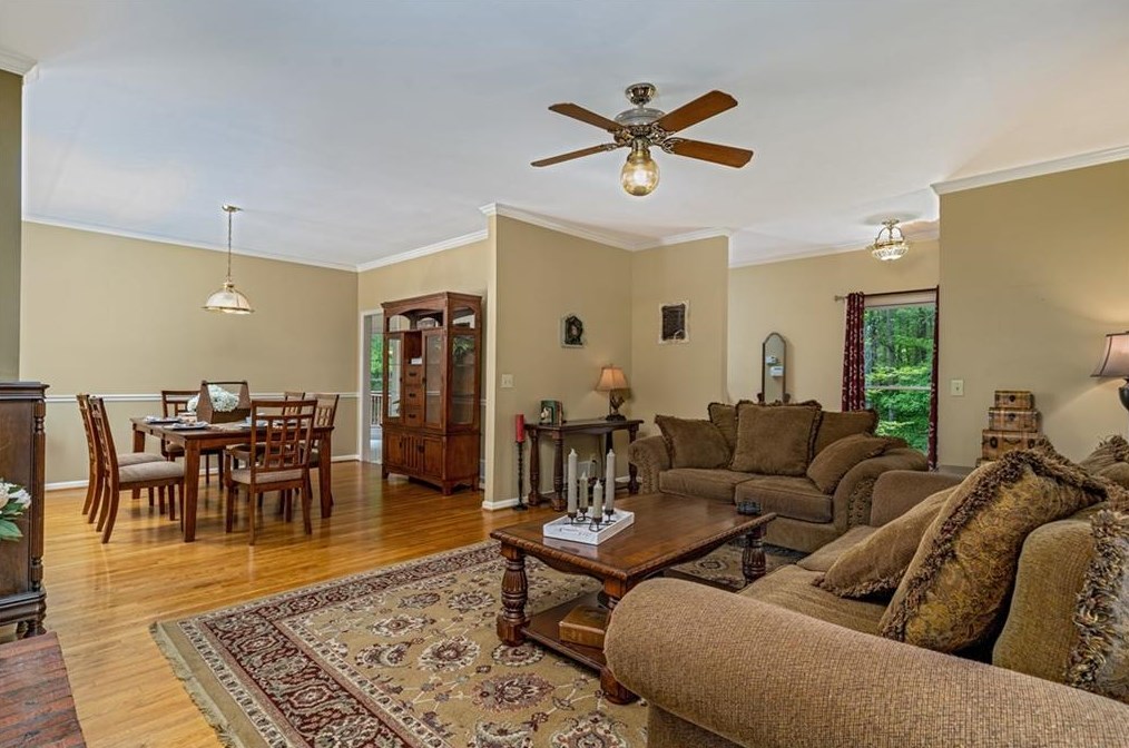 1076 Beaver Dam Rd, Hoschton, GA 30548-3500