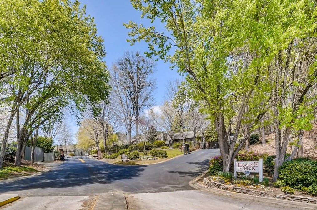 306 Tuxworth Cir, Decatur GA 30033-5602 exterior