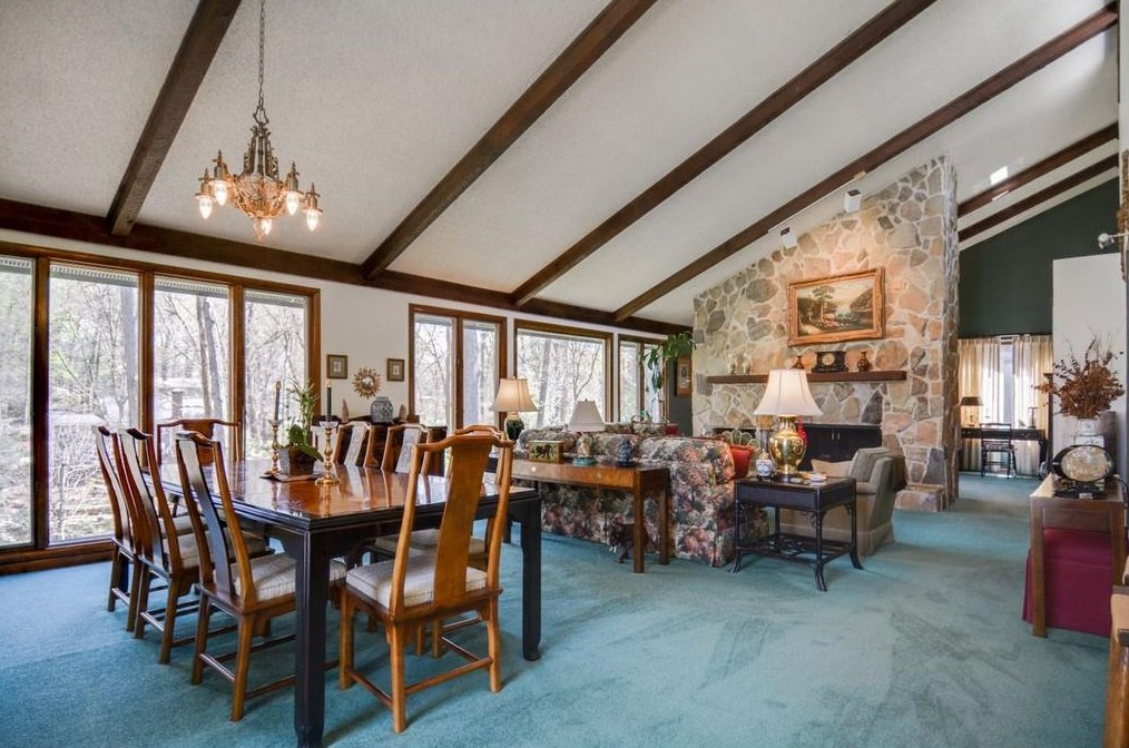 1965 Woodsdale Rd, Atlanta GA  30324-2763 exterior