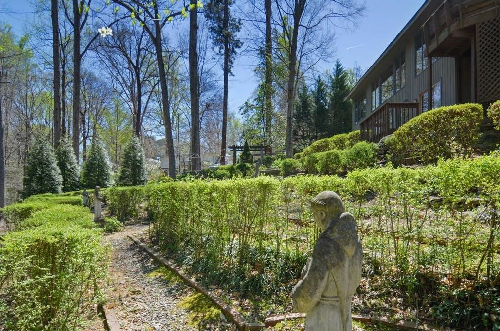 1965 Woodsdale Rd, Atlanta GA  30324-2763 exterior