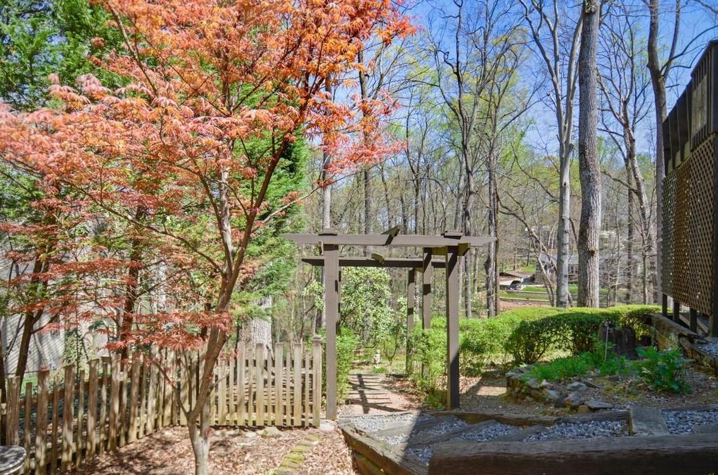 1965 Woodsdale Rd, Atlanta GA  30324-2763 exterior