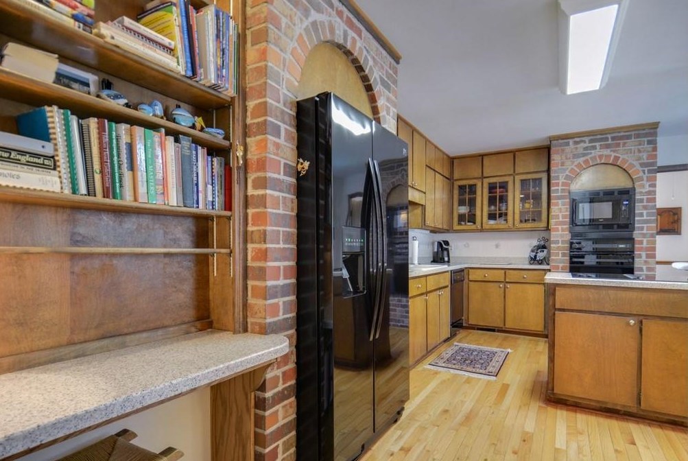 1965 Woodsdale Rd, Atlanta GA  30324-2763 exterior