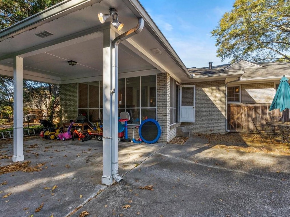 2591 Sharondale Dr, Atlanta GA  30305-3811 exterior