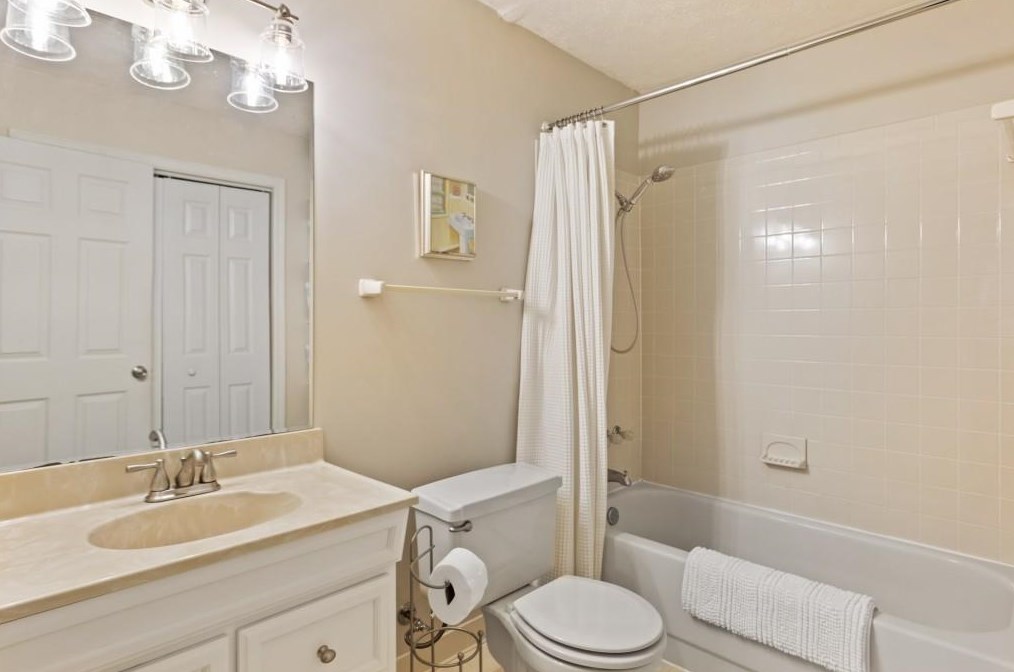 1154 Weatherstone Dr, Atlanta GA  30324-4643 exterior
