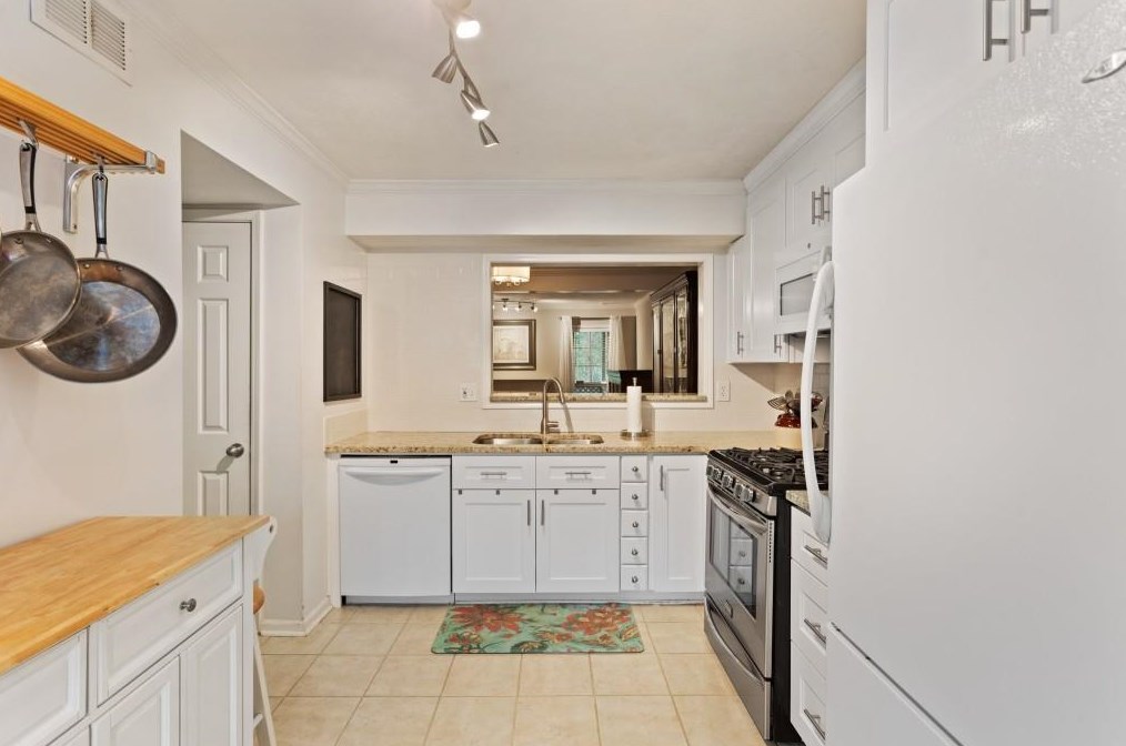 1154 Weatherstone Dr, Atlanta GA  30324-4643 exterior