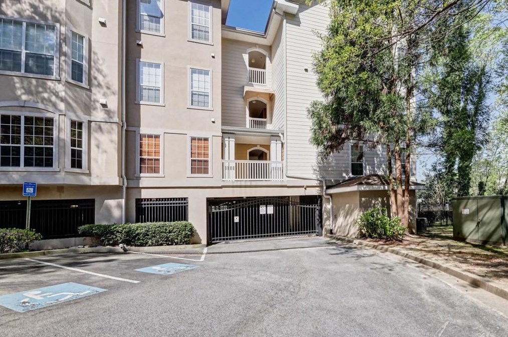 5641 Roswell Rd, Atlanta GA  30342-1209 exterior
