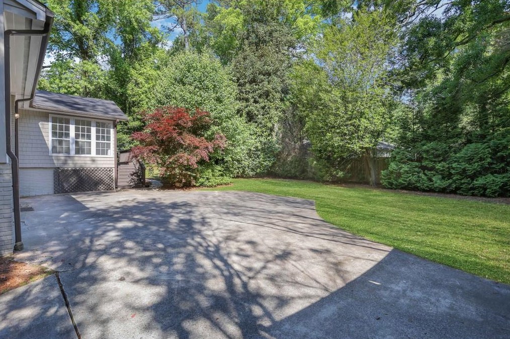 611 Peachtree Battle Ave, Atlanta GA  30327-1211 exterior
