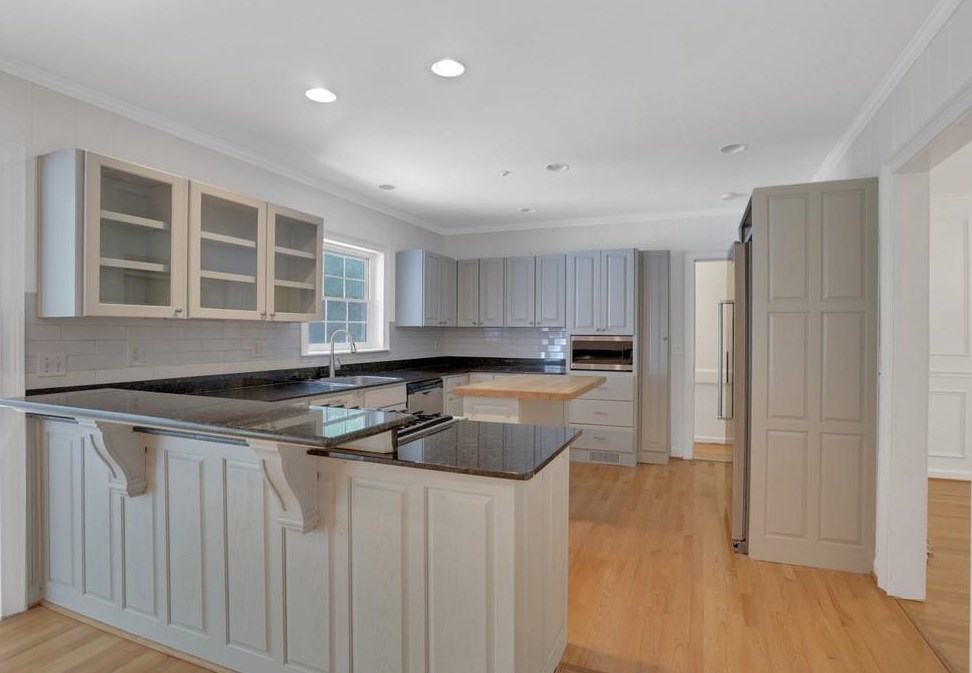 611 Peachtree Battle Ave, Atlanta GA  30327-1211 exterior