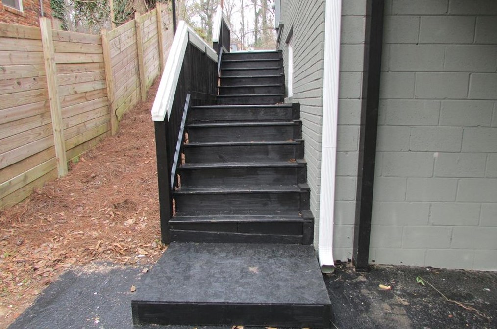 325 Rhinehill Rd, Atlanta GA  30315-7401 exterior