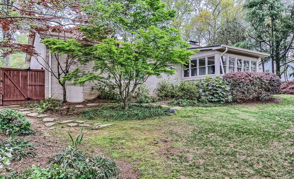 1060 Ragley Hall Rd, Atlanta GA  30319-2556 exterior