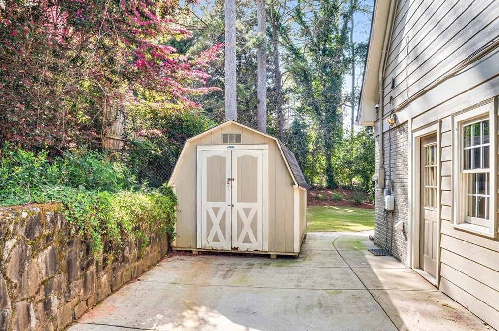 1664 Colebrook Cir, Decatur GA  30033-1425 exterior