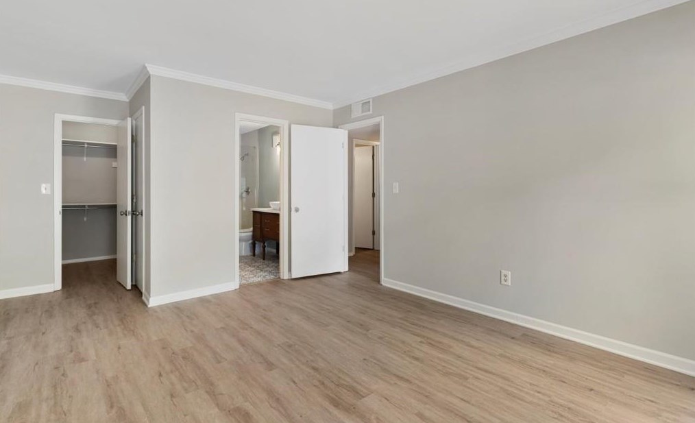 1106 Woodcliff Dr, Atlanta GA  30350-3166 exterior