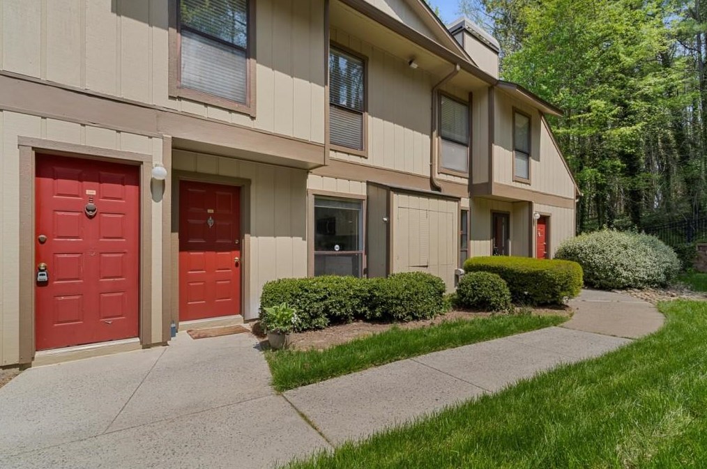 1106 Woodcliff Dr, Atlanta, GA 30350-3166