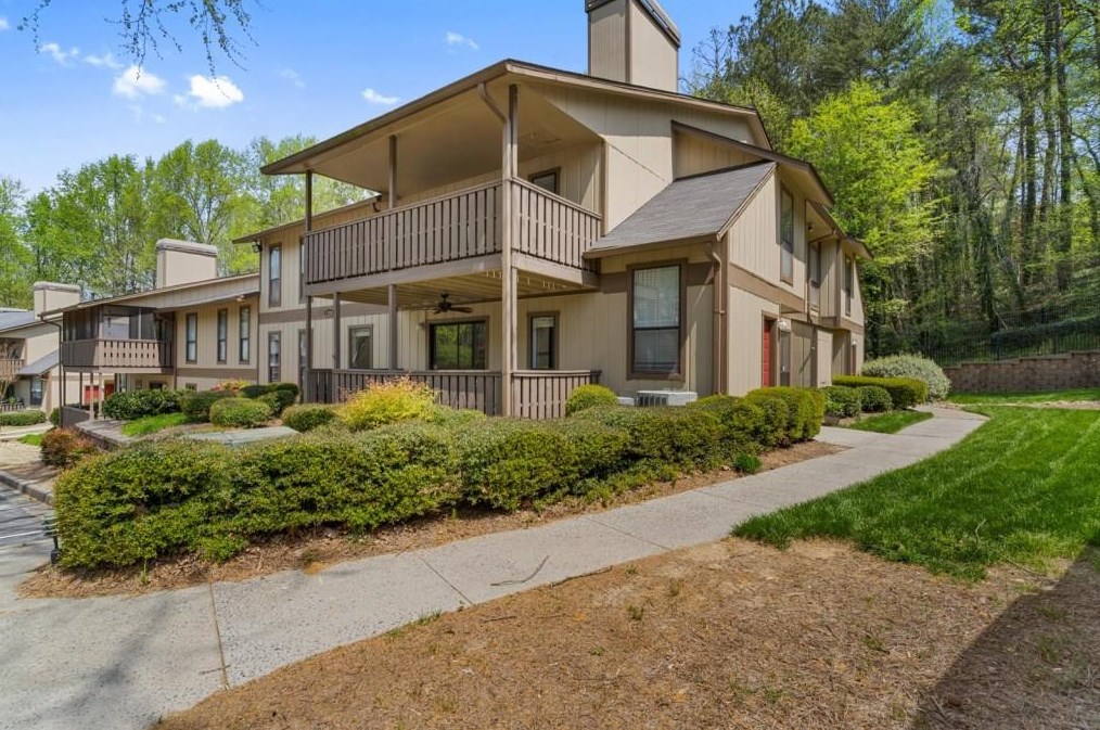 1106 Woodcliff Dr, Atlanta GA  30350-3166 exterior