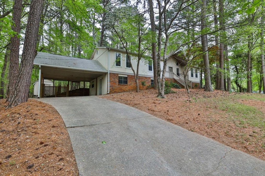 409 Woodcliffe Dr, Holly Springs, GA 30189