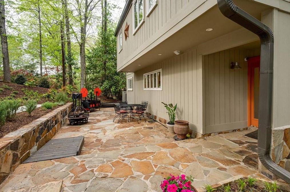 1235 Old Woodbine Rd, Atlanta GA  30319-1039 exterior