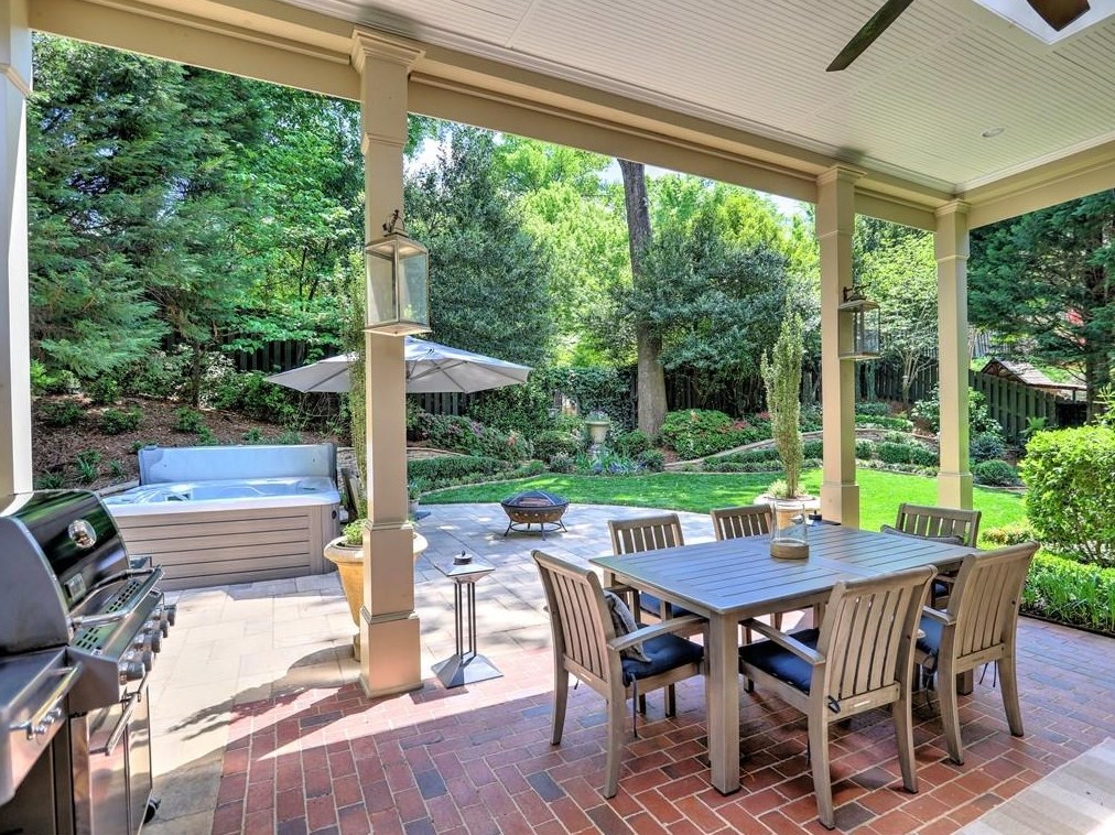 3163 Windsor Lake Dr, Atlanta GA  30319-2374 exterior