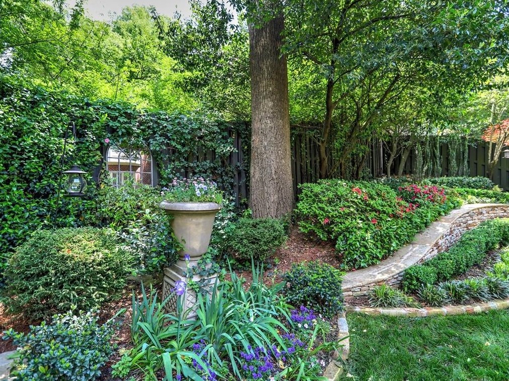 3163 Windsor Lake Dr, Atlanta GA  30319-2374 exterior