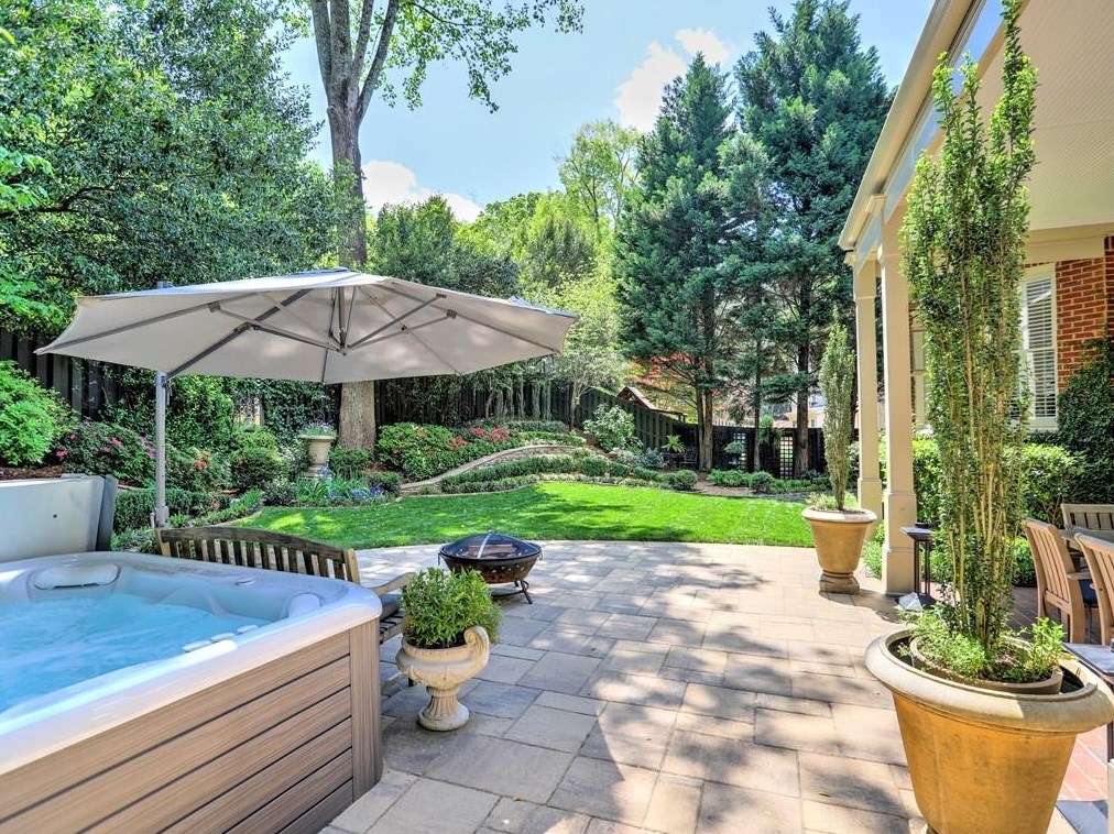 3163 Windsor Lake Dr, Atlanta GA  30319-2374 exterior