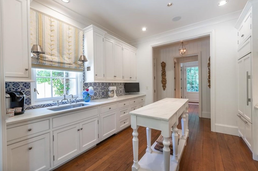 2841 Vernon Rd, Atlanta GA  30305-2934 exterior