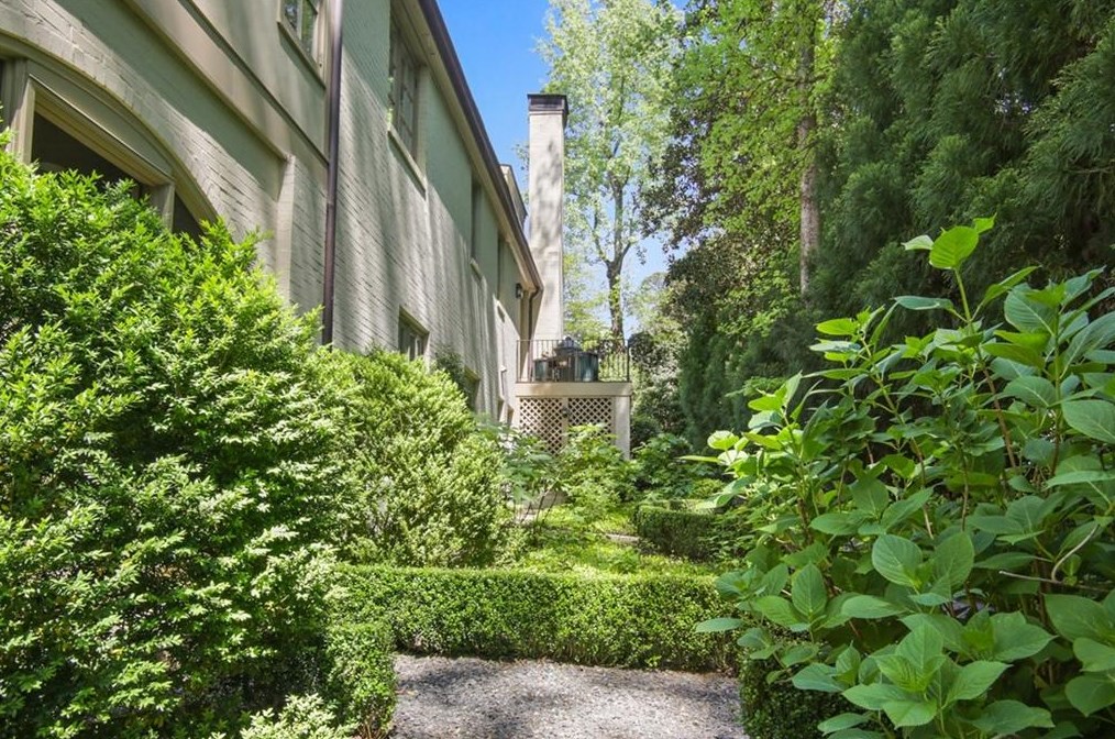 2841 Vernon Rd, Atlanta GA  30305-2934 exterior