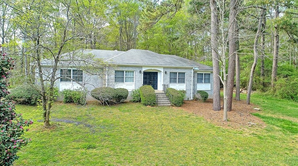 1623 Thomas Dr, Hoschton, GA 30548-3622