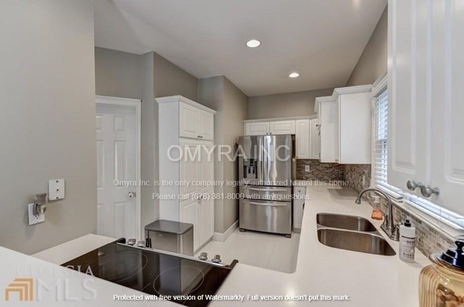 100 Glenlake Commons Dr, Decatur GA  30030-1583 exterior