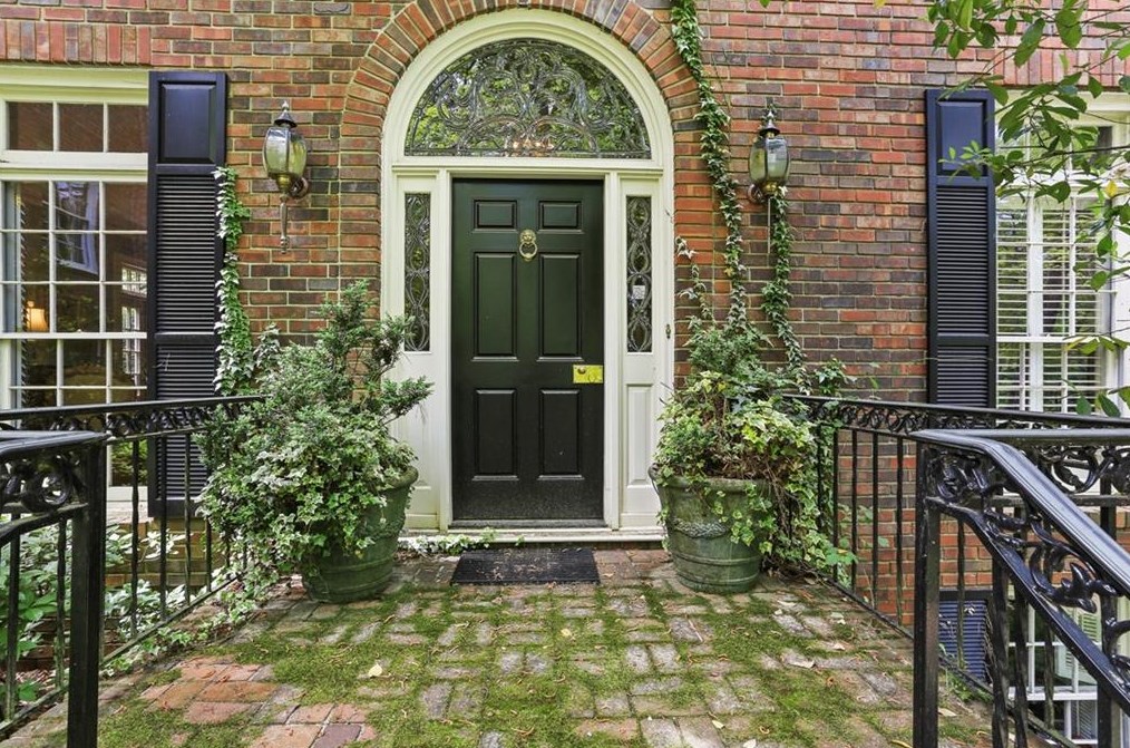 213 Townsend Pl, Atlanta, GA 30327-3033
