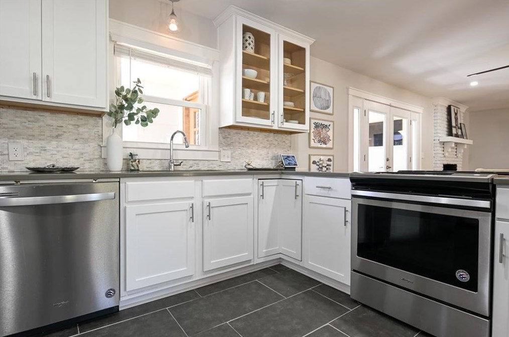 4308 Lake Laurel Dr, Smyrna GA  30082-4311 exterior