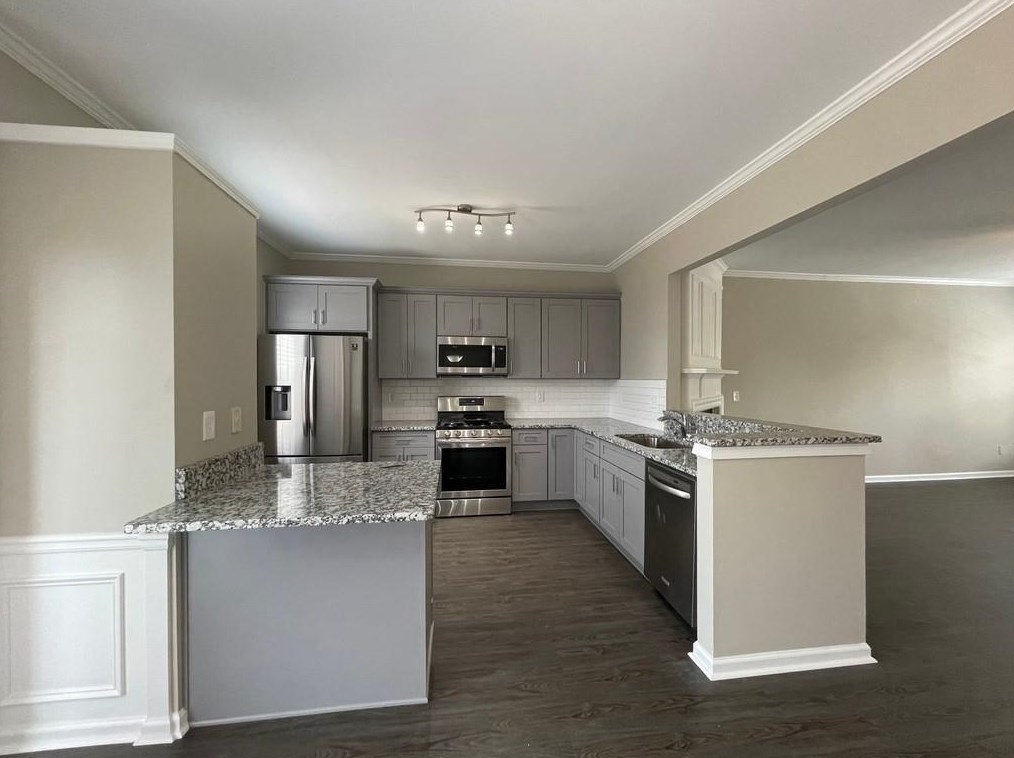 4022 Edgecomb Dr, Roswell GA  30075-6761 exterior