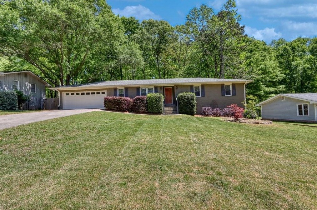 4820 Surrey Dr, Roswell, GA 30075-1633