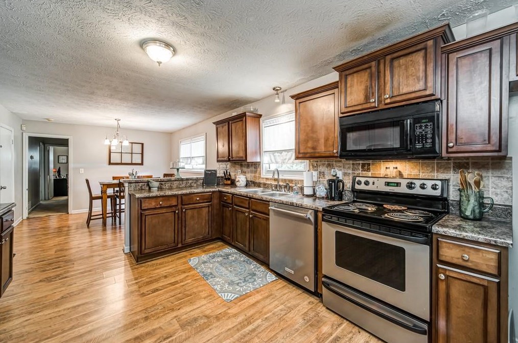 6190 Knights Ln, Douglasville, GA 30135-4740