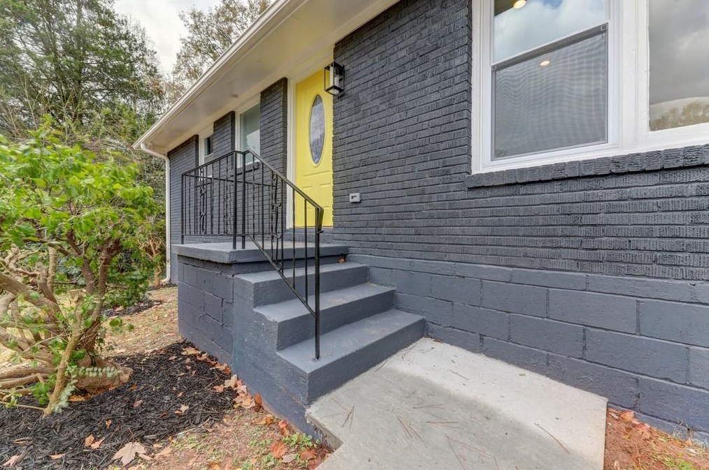 1893 Winthrop Dr, Atlanta GA  30331-1713 exterior