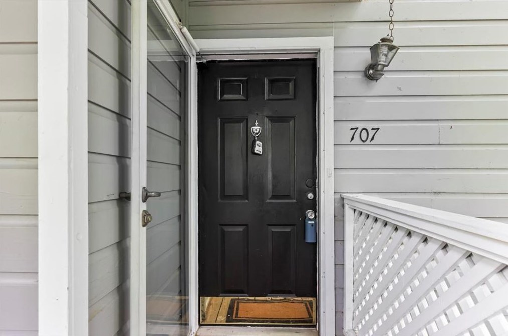 707 Vicksburg Pl, Atlanta, GA 30350-3006