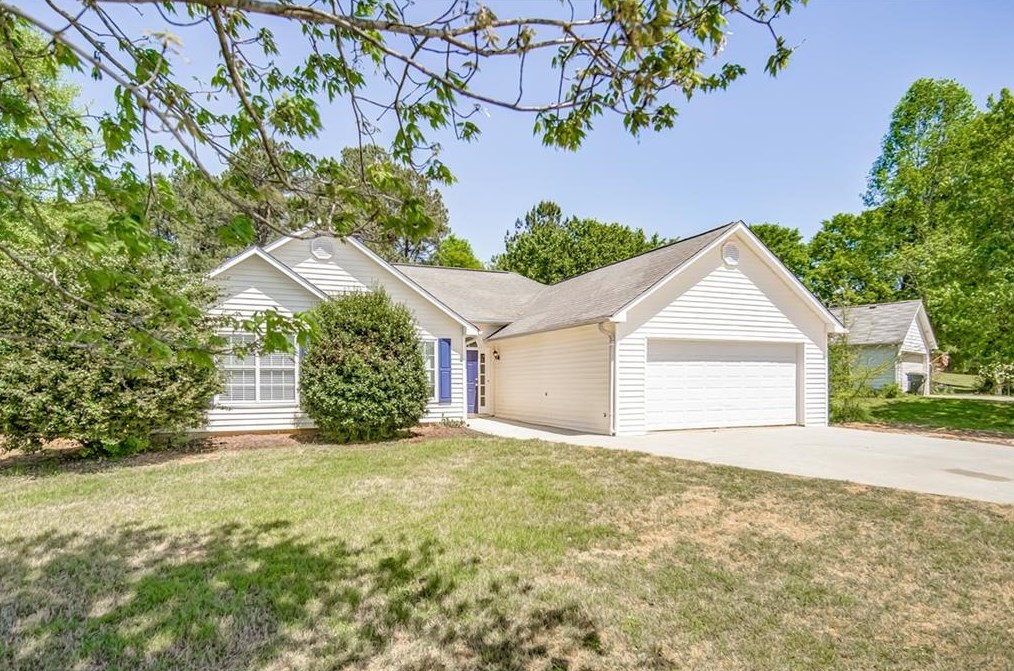 1013 Edgewater Ln, Hoschton, GA 30548-3651