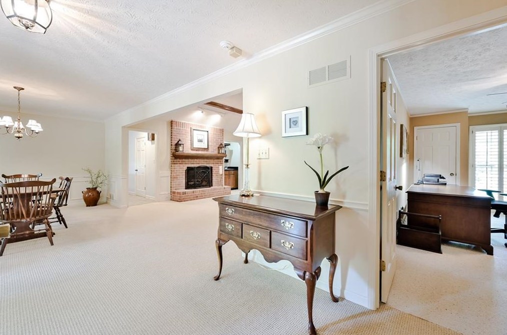 225 Saddle Creek Ln, Roswell, GA 30076-1081
