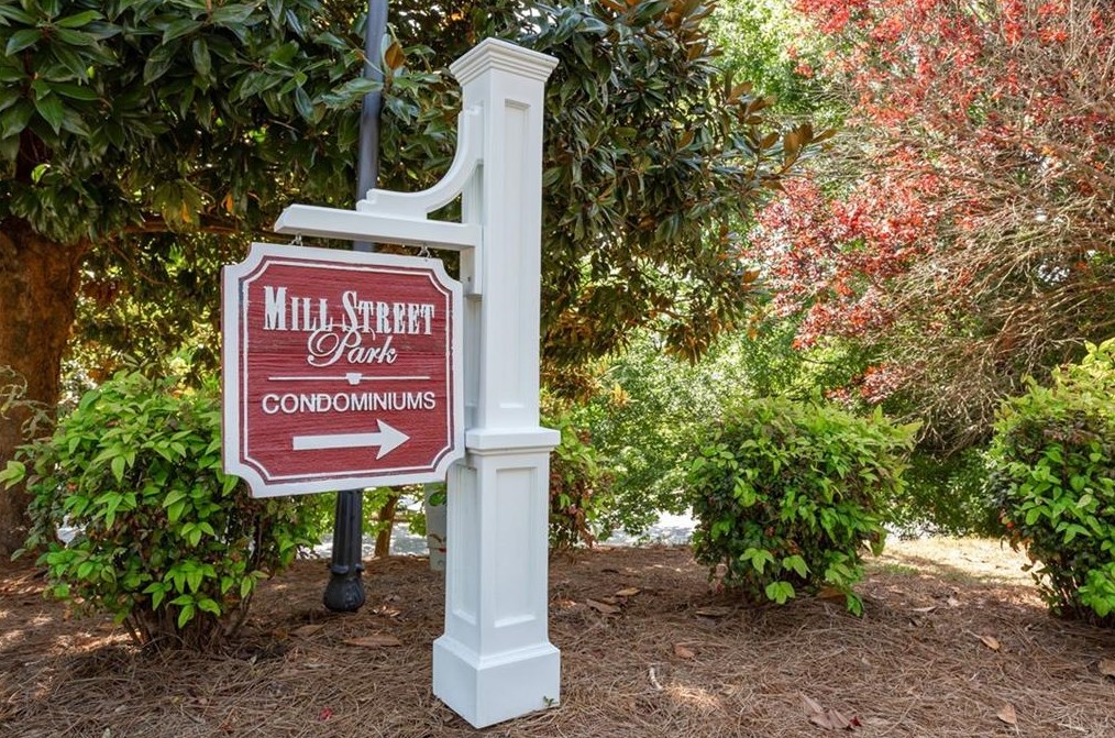 610 Creek View Ln, Roswell, GA 30075-4995