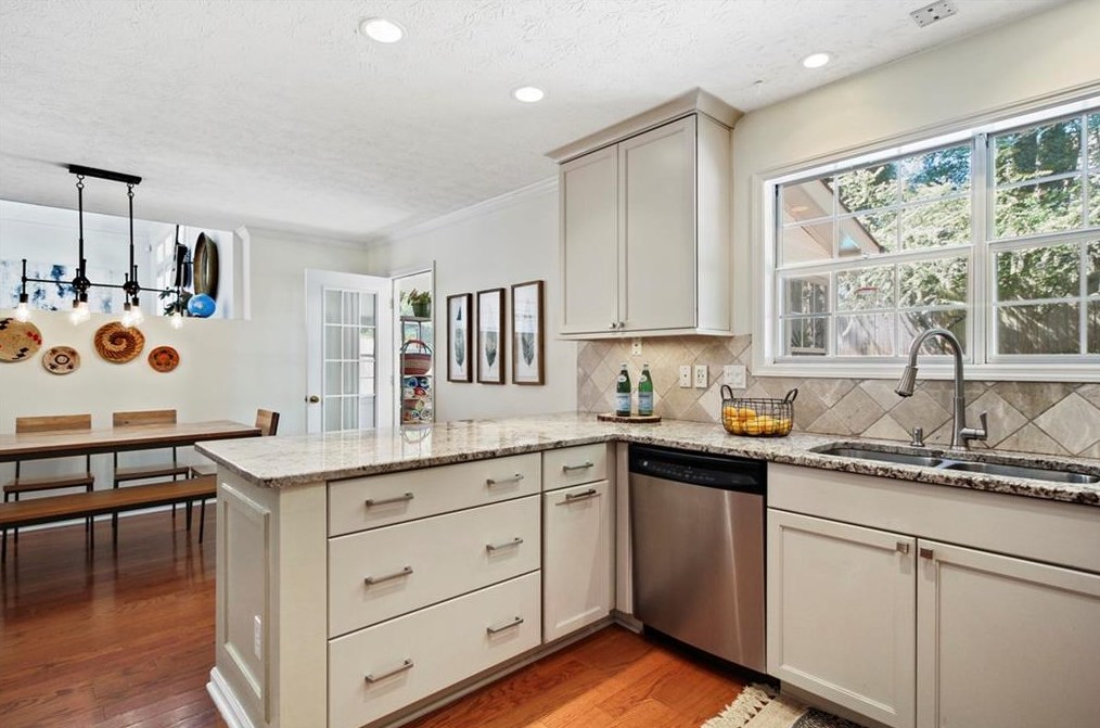 1098 Ashbury Dr, Decatur GA  30030-4165 exterior