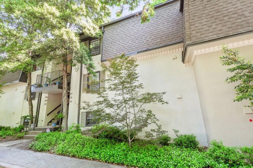 214 Triumph Dr, Atlanta, GA 30327-1053