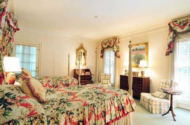 2827 Wyngate Dr, Atlanta GA  30305-2833 exterior