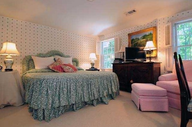 2827 Wyngate Dr, Atlanta GA  30305-2833 exterior